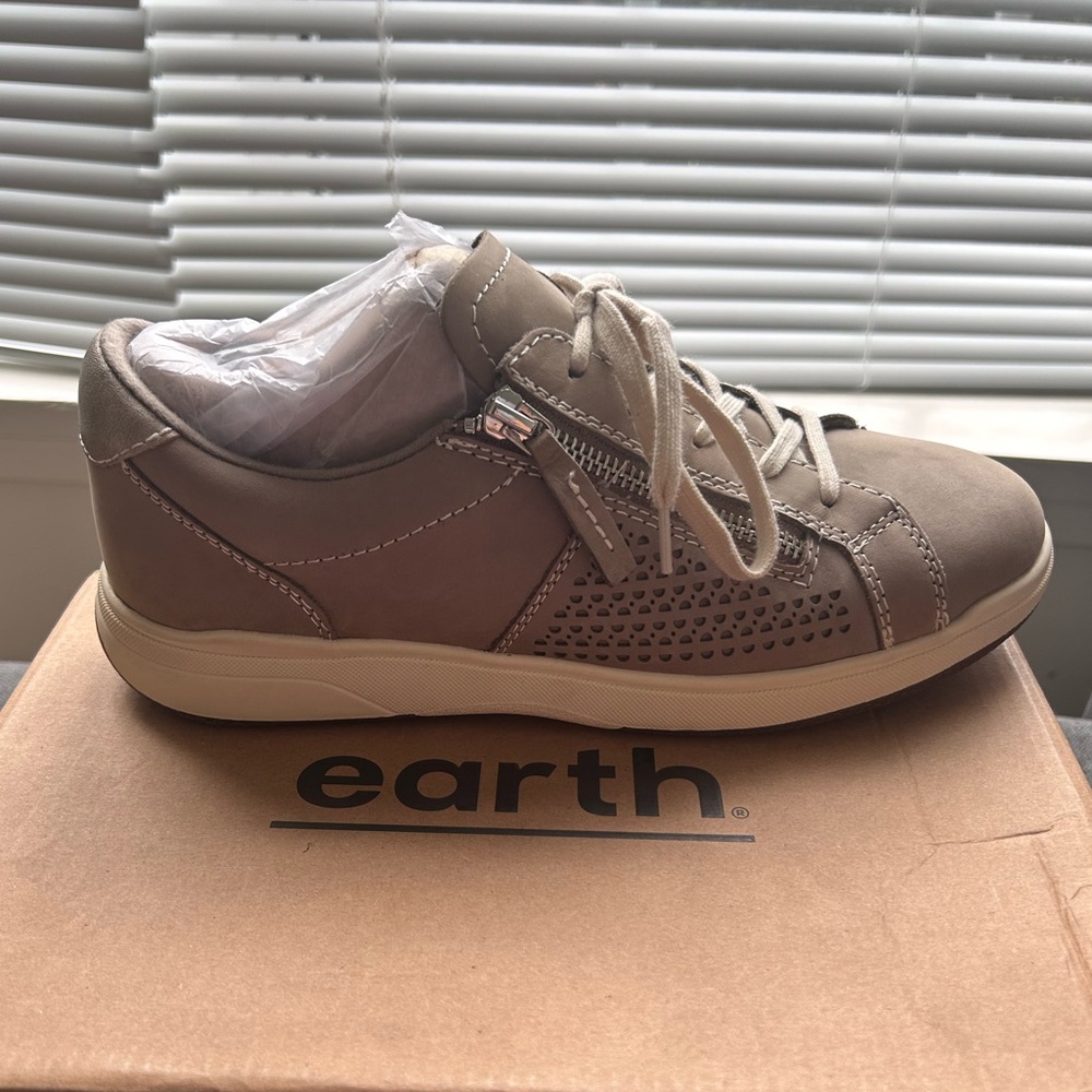 Earth 

Netta Round Toe Casual Lace-up Sneakers
